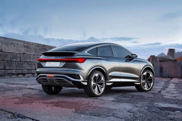 <p>Q4 e-tron konseptinin crossover coupe versiyonu olan Sportback, LED farlarla &ccedil;evrili sahte ızgarası, b&uuml;y&uuml;k hava girişleri, arka tarafında yer alan boydan boya uzanan LED stop lambası ve 22'lik jantlarıyla dikkat &ccedil;ekiyor.</p>
