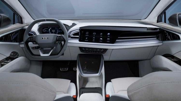 <p>Konseptin dış tasarımı kadar kokpiti de ilgi &ccedil;ekici. 12.3 in&ccedil;lik&nbsp;multimedya ekranı konsolun merkezine konumlandırılırken, direksiyon arkasında da devasa bir g&ouml;sterge paneli yer alıyor.</p>

<p>Audi'nin a&ccedil;ıklamasına g&ouml;re Q4 e-tron Sportback, sınıfının en geniş i&ccedil; mekanlarından birine sahip olacak. Aks mesafesi 2.774 milimetre olarak a&ccedil;ıklanan modelin tabana d&uuml;z şekilde yerleştirilen bataryası gayet iyi baş ve diz mesafesinin yakalanmasını sağlamış.</p>
