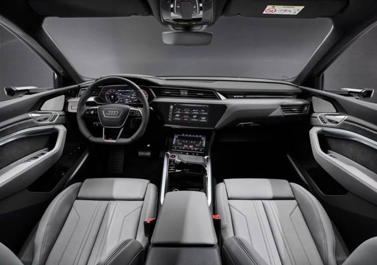 <p>Kokpitin i&ccedil;erisinde MMI navigasyon plus kontrol ve bilgi-eğlence sistemi olarak 2 ayrı ekran bulunuyor.</p>
