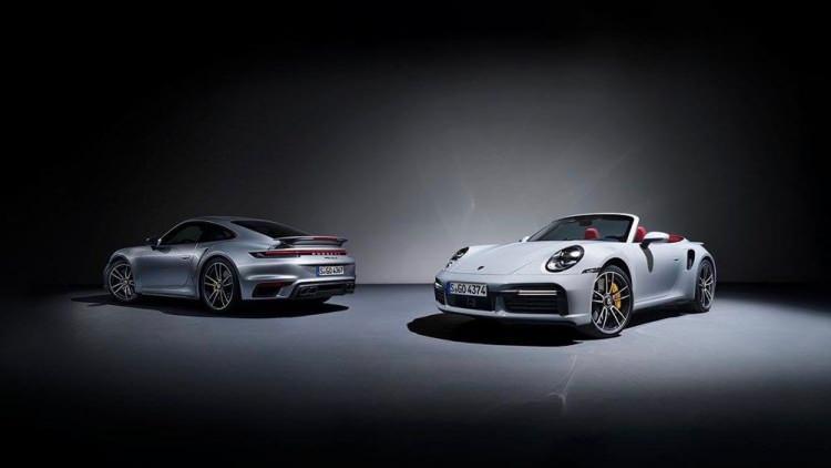 <p>TAMAMEN 911, TAMAMEN TURBO, TAMAMEN YENİ</p>

<p>Porsche, yeni 911 Turbo S modelini daha &ouml;nce eşi benzeri g&ouml;r&uuml;lmemiş bir g&uuml;&ccedil;, s&uuml;r&uuml;ş dinamikleri ve konforla sunuyor.</p>

<p>Coup&eacute; ve Cabriolet modelleri lanse edilen 911 Turbo S, kaputun altında yer alan 3.8 litre &ccedil;ift VTG turboşarjlı boxer motoru ile 650 PS g&uuml;&ccedil; &uuml;retiyor. Bir &ouml;nceki nesle g&ouml;re 70 PS&rsquo;lik artış anlamına gelen bu değer ile 800 Nm&rsquo;lik tork sağlarken, 8 ileri PDK şanzımanla aracı sıfırdan 100 km/s'ye 2.7 saniye gibi etkileyici bir değerle ulaştırıyor ve 330 km/s&rsquo;lik azami bir hız değeri kazandırıyor.&nbsp;</p>
