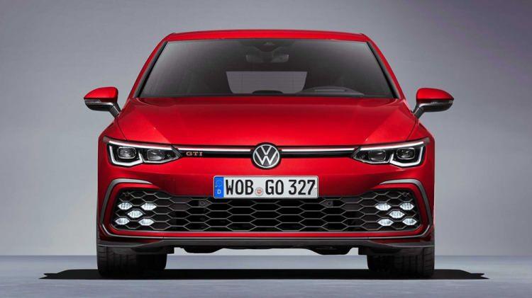 <p><strong>BİR İKONUN SEKİZİNCİ VERSİYONU: YENİ GOLF GTI</strong></p>

<p>Volkswagen&rsquo;in, ilk olarak 45 yıl &ouml;nce Frankfurt'taki Uluslararası Otomobil Fuarı'nda (IAA) sergilediği Golf GTI'ın sekizinci nesli otomobil tutkunlarıyla buluşuyor. Volkswagen&rsquo;in geleneği başarılı bir şekilde yenilikle birleştirmesinin bir sonucu olarak ikon haline gelen Golf GTI, daha akıllı ve ileri teknoloji &uuml;r&uuml;n&uuml; bir model olarak karşımızı &ccedil;ıkıyor.</p>

