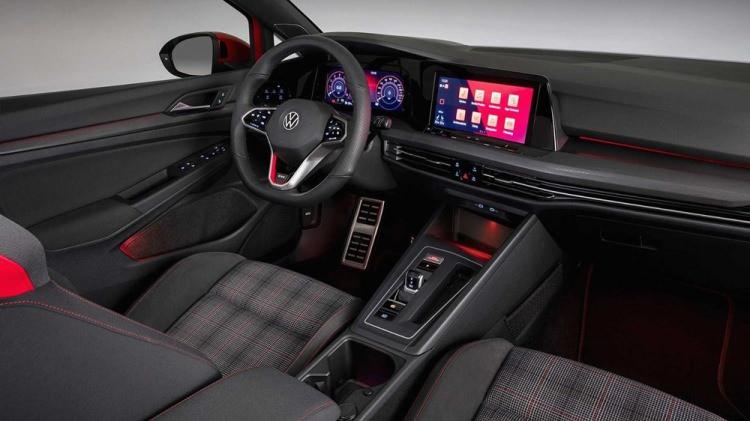 <p>D&ouml;rt silindirli motorda 6 vitesli manuel şanzıman standart olarak sunulurken, 7 ileri DSG şanzıman ise opsiyonel olarak tercih edilebiliyor.</p>
