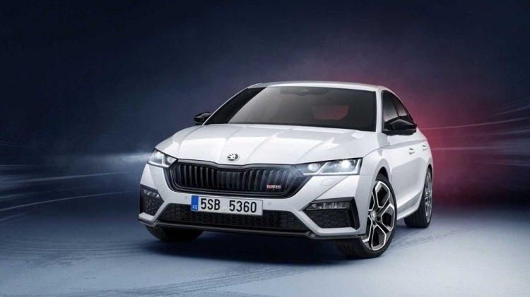 <p><strong>SKODA'NIN İLK ELEKTRİKLİ RS MODELİ</strong></p>

<p>Skoda&nbsp;Octavia RS iV &ouml;rt&uuml;s&uuml;n&uuml; kaldırdı.&nbsp;iV takısı, plug-in hibrit g&uuml;&ccedil; &uuml;nitesini işaret ediyor ve Octavia RS iV, markanın&nbsp;ilk performanslı plug-in hibrit modeli.&nbsp;</p>
