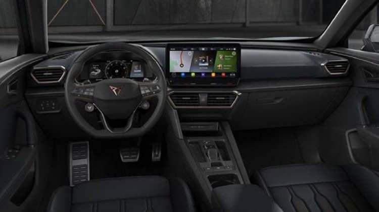 <p>Keskin &ccedil;izgilerin devam ettiği konsolda 12 in&ccedil;lik multimedya ekranına yer veriliyor.</p>
