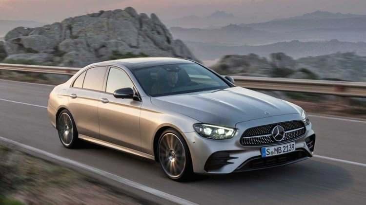 <p><strong>2020 MERCEDES-BENZ E-SERİSİ</strong></p>

<p>Mercedes-Benz'in şimdiye kadar en &ccedil;ok satan modeli olan E-Serisi d&ouml;rt model yılının ardından&nbsp;yenilendi.&nbsp;</p>
