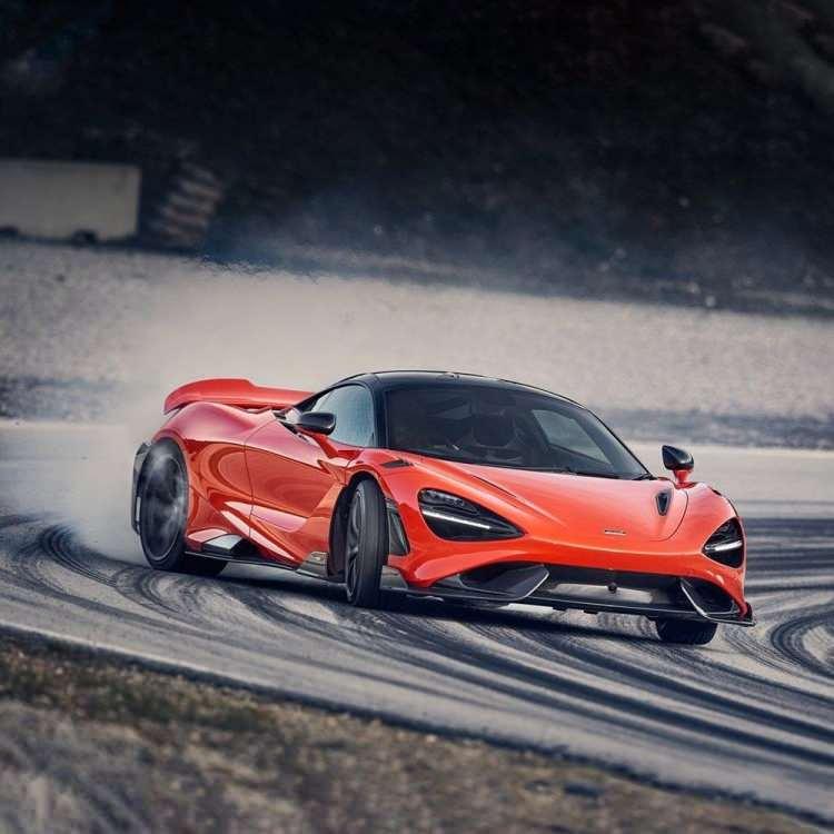 <p><strong>765 BEYGİR G&Uuml;&Ccedil; KARBONFİBER G&Ouml;VDE</strong></p>

<p>İngiliz marka McLaren en yeni modeli 765LT'yi tanıttı.&nbsp;</p>

<p>McLaren, aracı 720S&rsquo;ten&nbsp;80 kilogram daha hafif&nbsp;yapmayı başardı.&nbsp;</p>

<p>Aracın kalbinde,&nbsp;765 beygir&nbsp;g&uuml;&ccedil;&nbsp;ve 800 Nm tork &uuml;reten 4.0 litrelik &ccedil;ift turbolu bir V8 motoru bulunuyor. 765LT, otomobilin 0'dan 100'e hızlanmasını 2.8 saniyede, 0'dan 200'e hızlanmasını ise 7.2 saniyede tamamlıyor.&nbsp;</p>
