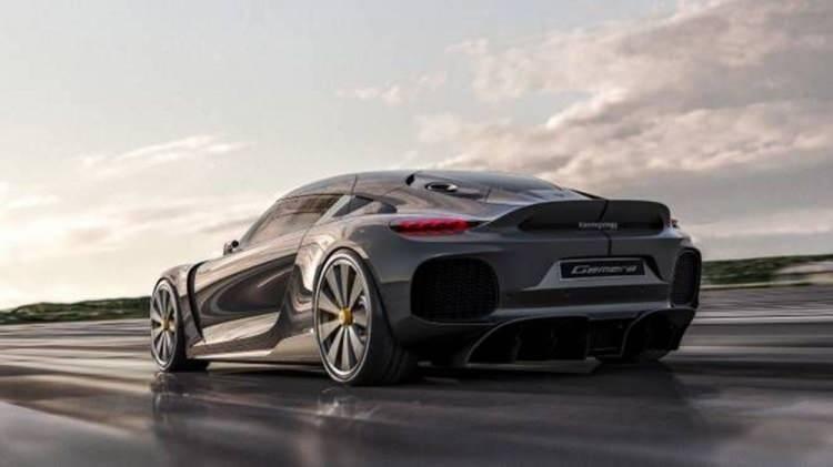 <p>2.0 litrelik &uuml;&ccedil; silindirli ve &ccedil;ift turbolu motor, &uuml;&ccedil; adet elektrikli motor ile eşleştirilmiş. Bu elektrikli motorların ikisi arka tekerlerde bulunurken biri direkt olarak &ouml;n aksa monte edilmiş.</p>

<p>Koenigsegg'in resmi verilerine g&ouml;re Gemera bu hibrit kurulumdan 1700 bg g&uuml;&ccedil; ve 3500 Nm tork &uuml;retebiliyor. Ara&ccedil; bu sayede 0-100 km/sa hızlanmasını sadece 1.9 saniyede tamamlayabiliyor.</p>

<p>Aracın azami hızı ise 400 km olarak belirtiliyor.&nbsp;</p>
