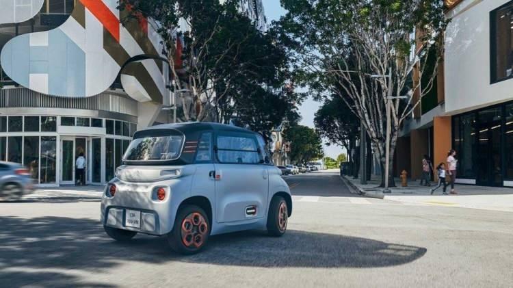 <p><strong>CİTROEN'DAN YENİ 'ARKADAŞ'</strong></p>

<p>Citroen şehir i&ccedil;İ ulaşım i&ccedil;in tasarlanmış 2 kişilik ehliyet gerektirmeyen aracını tanıttı.</p>

<p>Fransızca 'Arkadaş' anlamına gelen Ami, kompakt yapısıyla motosikletlere alternatif 4 tekerlekli bir &ccedil;&ouml;z&uuml;m olarak sunuluyor.&nbsp;</p>

<p>Fransa'da B sınıfı ehliyet gerektirmeyen ara&ccedil; i&ccedil;in 14 yaşını doldurmuş olmak yetiyor.&nbsp; Diğer Avrupa &uuml;lkelerinde bu yaş 16'ya &ccedil;ıkıyor.&nbsp;</p>
