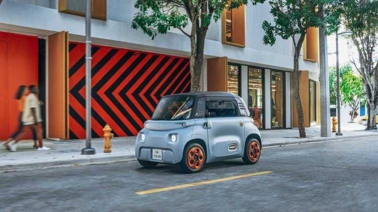 <p>Y&uuml;zde y&uuml;z elektrikli olan Ami'nin azami hızı 50 kilometre/saat.&nbsp;</p>

<p>İ&ccedil; mekanı olduk&ccedil;a sade ve basit tasarlanan Ami, rahat ve kolay bir kullanım ama&ccedil;lıyor.&nbsp;</p>
