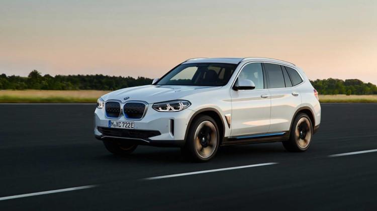<p><strong>BMW'NİN İLK ELEKTRİKLİ CROSSOVERI İX</strong></p>

<p>Bavyeralı EV ailesi yeni bir "i" modeline kavuştu: iX3.&nbsp;BMW iX3, rakipleriyle karşılaştırıldığında elektrikli odluğunu en az belli eden otomobil diyebiliriz.</p>
