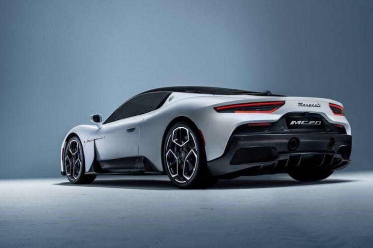 <p>MC20, İtalyan markanın kendi geliştirdiği motor olan Nettuno'dan alıyor g&uuml;c&uuml;n&uuml;.</p>

<p>&Ccedil;ift turboya ve duble yanma prensibine sahip 3.0 litrelik V6 tam 630 bg (470 kW) g&uuml;&ccedil;, 729 Nm de tork &uuml;retebiliyor.</p>
