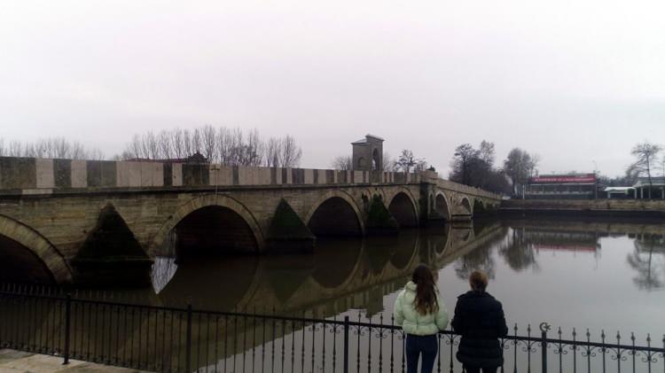 <p>Buğdayları ektiğimizden bu g&uuml;ne yaklaşık 230 kilogram yağış aldık. Ge&ccedil;tiğimiz 2020 yılı i&ccedil;inde 430 kilo yağış almıştık toplamda. Şu anda bu yağışlar bizi sevindiriyor. Toprağımızın yeterli seviyede taban suyuna ulaşması gerekiyor. Bu yağan yağmurlarla birlikte yeterli seviye ulaştığını s&ouml;yleyemeyiz ama bu yağışların b&ouml;yle seyretmesi bizleri sevindiriyor. Toprak suyu emerek tabanının istenilen suya ulaşması, yazın kuraklık yaşansa bile bu suyu emen bitki verim a&ccedil;ısından etken olacaktır.</p>
