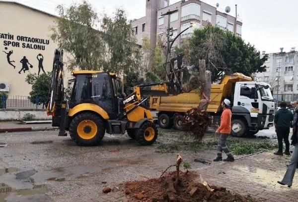 <p>HORTUM AĞA&Ccedil;LARI DEVİRDİ, &Ccedil;ATILARI U&Ccedil;URDU<br />
<br />
Antalya'da Meteoroloji 4. B&ouml;lge M&uuml;d&uuml;rl&uuml;ğ&uuml;'n&uuml;n uyarısının ardından d&uuml;n gece başlayan sağanak ve şiddetli r&uuml;zg&acirc;r, bug&uuml;n sabah saatlerinden itibaren etkisini artırarak s&uuml;rd&uuml;rd&uuml;.&nbsp;</p>
