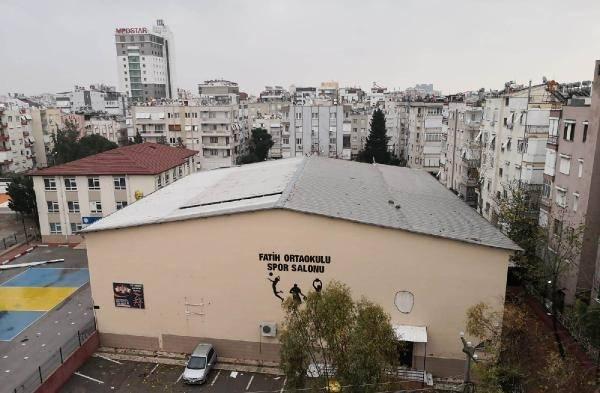 <p>Yaşanan olayın şokunu &uuml;zerinden atamadığını belirten Fatma Ekmek&ccedil;i, "Şimdiye kadar b&ouml;yle bir şeye şahit olmadım. Her şey bir anda olup, bitti. Dışarı &ccedil;ıkıp, baktığımda ağa&ccedil;lar devrilmiş, spor salonunun &ccedil;atısı u&ccedil;muştu" dedi.</p>
