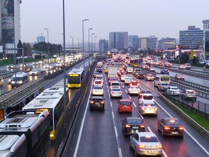 <p>Beklenen sağanak şeklindeki yağış akşam saatlerinde başladı. Yağmurla birlikte İstanbul trafiği felç oldu.</p>
