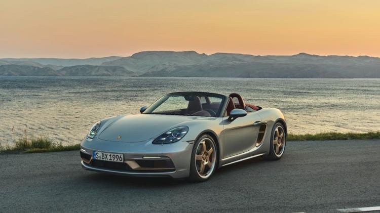 <p>6 silindirli Boxster motorla çalışan araç 394 beygir güç üretiyor.</p>

<p> </p>
