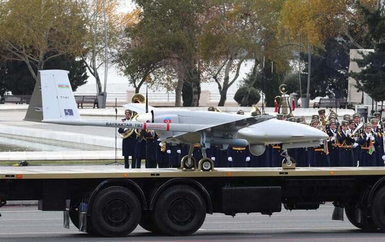 <p>EGE DENİZİ'NİN ORTASINA DRONE ÜSSÜ </p>

<p>Türkiye üretimi Bayraktar TB2 SİHA'ların Suriye ve Libya'dan sonra Dağlık Karabağ savaşının kaderini değiştirmesi, Atina yönetiminde tam anlamıyla büyük bir paniğe yol açtı.</p>
