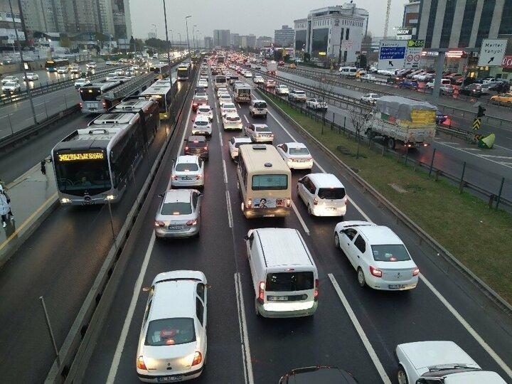 <p>Meteoroloji'nin uyarılarının ardından İstanbul'da beklenen yağış, etkisini göstermeye başladı. Yağış ile birlikte mesai çıkışanda İstanbul'da trafik yüzde 80 seviyelerine yükselirken, trafik yer yer durma noktasına geldi.</p>

<p> </p>
