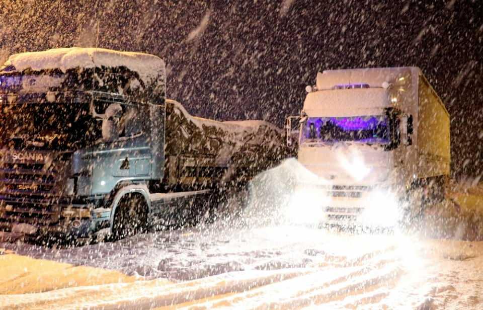 <p>Erzincan’ın yüksek kesimlerinde kar yağışı etkisini artırdı. Sakaltutan Geçidi ve Kızıldağ mevkiinde zaman zaman kar yağışı ve tipi ulaşımda aksamalara neden oldu.</p>
