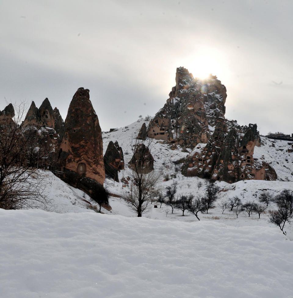 <p>Türkiye'nin önemli turizm merkezlerinden Kapadokya, kar yağışı ile birlikte beyaza büründü.</p>

