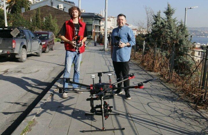 <p>Fotoğrafçı Emre Dörter ve drone pilotu Mustafa Erkatırcı, milyonlarca kişiye ev sahipliği yapan, haftanın her günü ve saati hareketli olan İstanbul'un, koronavirüs tedbirleri kapsamında alınan önlemlerle büründüğü sessizliği ve sakinliği görüntüledi. Dörter ve Erkatırcı, yaklaşık 3 ay boyunca şehrin belirlenen yerlerinde 100 saat ham görüntü çekti; ortaya eşsiz fotoğraflar çıktı.</p>

<p> </p>
