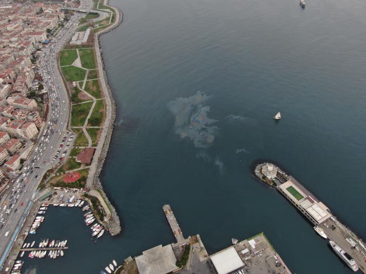 <p>Marmara Denizi’nde bir geminin bıraktığı yakıt atıkları deniz canlılığının nasıl tehdit ile karşı karşıya olduğunu gözler önüne serdi.</p>
