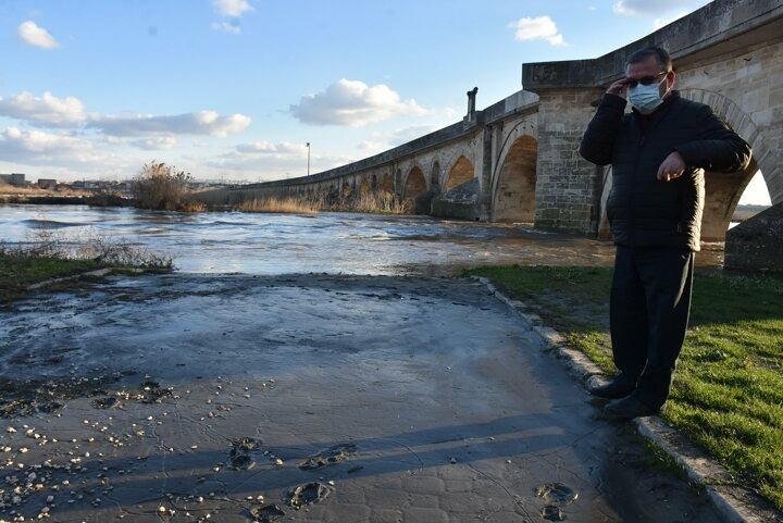 <p>Son 91 yılın en kurak d&ouml;nemini yaşayan Trakya&rsquo;da son g&uuml;nlerde etkili olan yağış, Edirne&rsquo;deki Tunca ve Meri&ccedil; nehirlerinin su seviyelerini arttırdı.</p>
