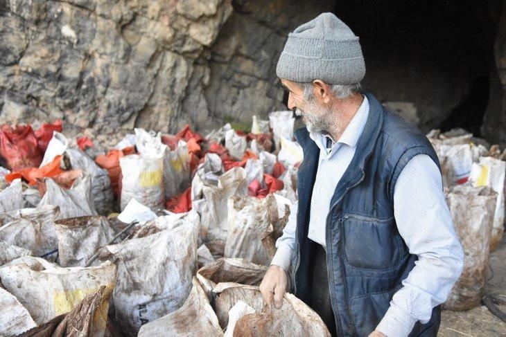 <p>Doğal g&uuml;zellikleriyle bilinen Takoran Vadisi'nde son zamanlarda bazı vatandaşlar tarafından obruk ve mağaralarda yarasa g&uuml;bresi keşfedildi. Bağ ve bah&ccedil;elerde kullanılan ve &ccedil;ok verimli olduğu bilinen g&uuml;bre 300 metre derinlikten zor şartlar altında &ccedil;ıkartılıyor.<br />
<a href="https://www.ahaber.com.tr/galeri/yasam/yarasa-gubresi-ne-ise-yariyor-magaranin-300-metre-derinliginden-hazine-cikariyorlar/2">.</a></p>

