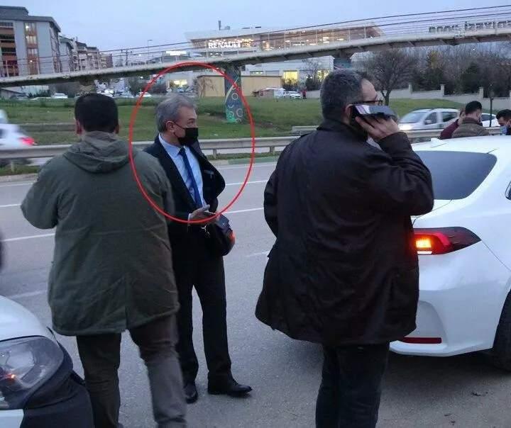 <p>Yapılan kısa s&uuml;reli &ccedil;alışma sonunda ise takipte kullanılan otomobil, K&uuml;&ccedil;&uuml;k Sanayi Sitesi'nde terk edilmiş olarak bulundu. Otomobile 200 metre mesafede ise par&ccedil;alanmış bir cep telefonu bulundu. Telefonu incelemeye alan polis ekipleri, ş&uuml;phelilerin kimliklerini belirleyerek, yakalamak i&ccedil;in &ccedil;alışma yapıyor.</p>
