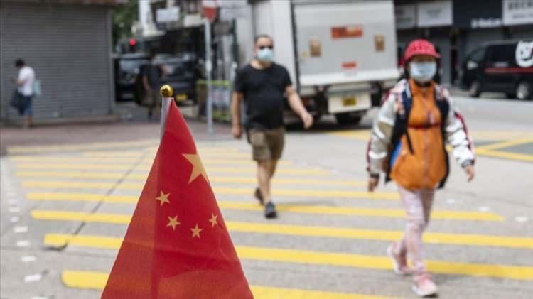 <p>Shunyi'nin bölge müdür yardımcısı Zhi Xianwei bugün yaptığı açıklamada, ‘Shunyi'deki tüm köylerin mühürlendiğini ve her birinin yalnızca girişe sahip olduğunu’ söyledi.<br />
Bölge genelinde koronavirüs taraması devam ederken, vatandaşların test sonuçlarını alana kadar evlerini terk etmeleri yasaklandı.</p>
