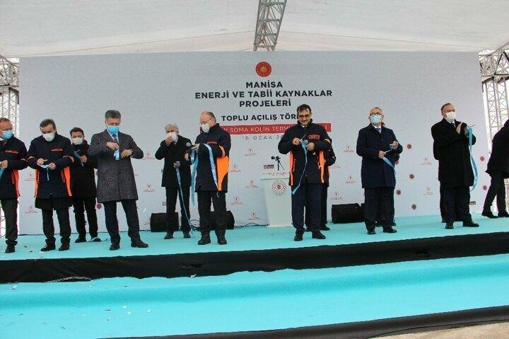 <p>Cumhurbaşkanı Recep Tayyip Erdoğan’ın video konferans bağlantısıyla katıldığı Manisa Enerji ve Tabii Kaynaklar Projeleri Toplu Açılış Töreni Manisa’nın Soma ilçesindeki Kolin Termik Santralinde gerçekleştirildi. Cumhurbaşkanı Recep Tayyip Erdoğan’ın talimatıyla Toplu Açılış töreninde Enerji ve Tabii Kaynaklar Bakanı Fatih Dönmez Kolin Termik Santralini, Bakan Yardımcısı Abdullah Tancan Salihli jes-2 VE JES-3 Jeotermal Santralini, Bakan Yardımcısı Prof. Dr. Şeref Kalaycı Alaşehir’de Maspo Ala 2 Jeotermal Enerji Santralini, EPDK Başkanı Mustafa Yılmaz Soma ilçesine doğalgaz arzını, EPDK 2. Başkanı Zekeriya Gökşenli Kırkağaç ilçesine doğalgaz arzını gerçekleştirdi. Toplu açılış töreni öncesi Enerji ve Tabii Kaynaklar Bakanı Fatih Dönmez termik santralde incelemelerde bulunarak firma yetkililerinden bilgi aldı.</p>
