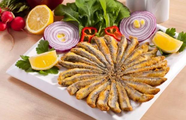 <p><strong>2.Hamsi:</strong> Hamsi, Omega-3 yağ asitleri yönünden en zengin balık çeşitlerinden biridir. Mevsime uygun tercih edilebilecek bir balık çeşidi olup pişirme yöntemi olarak kızartma yerine ızgara ya da buğulama tercih edilmelidir. </p>

<p> </p>
