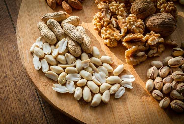 <p><strong>6.Yağlı tohumlar:</strong> Ceviz, fındık, badem üçlüsü ve keten tohumu gibi yağlı tohumlar, içerdikleri çoklu doymamış yağ asidi olan Omega-3 sayesinde hem vücudu hem beyni yenilemeye yardımcı oluyor. </p>