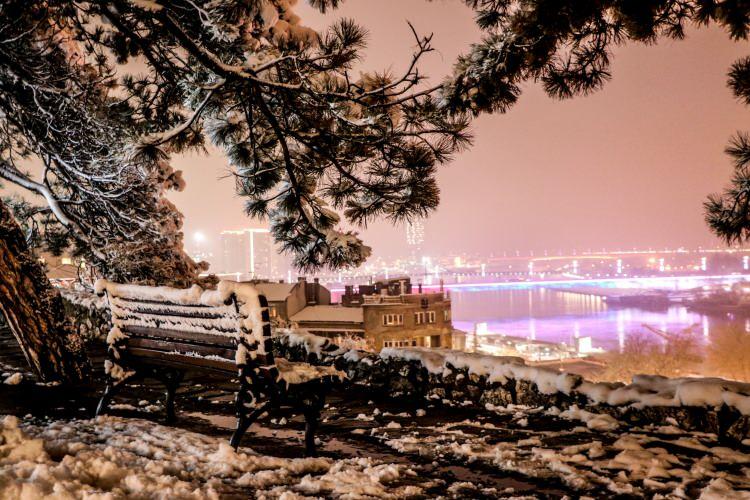 <p>Sırbistan'ın başkenti Belgrad'da etkili olan kar yağışıyla şehir beyaza büründü. Yağan kar, akşam ışıklarıyla Belgrad'da görsel bir şölen oluşturdu.</p>
