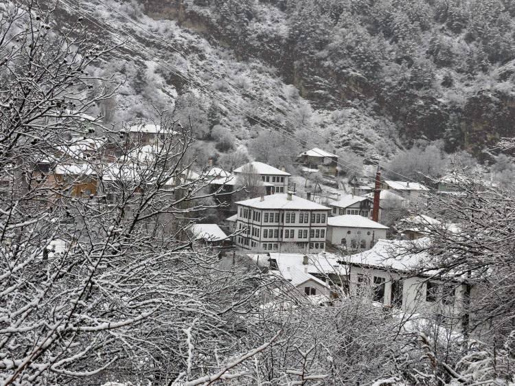 <p>Bolu'nun tabiat güzellikleriyle ünlü yörelerinden Mudurnu ilçesi de kar yağışı ile beyaz örtüyle kaplandı. Beyazlar içindeki tarihi konakların görüntüsü, ziyaretçileri büyüledi.</p>
