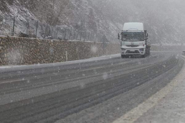 <p>Kar TEM Otoyolu'nun Kızılcahamam mevkiinde de etkil oldu. </p>
