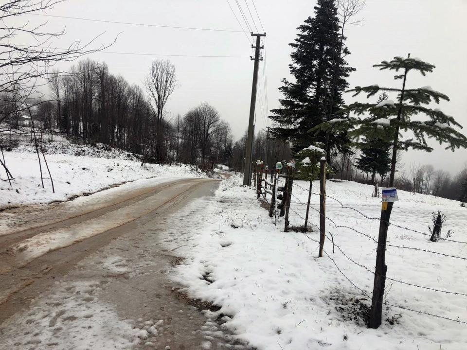 <p>Kar yağışının Perşembe ve Cuma günü yine yüksek kesimlerde görüleceği, Pazar günü ise il ve ilçe merkezlerinde de etkili olacağı meteoroloji tarafından tahmin edilmişti.</p>
