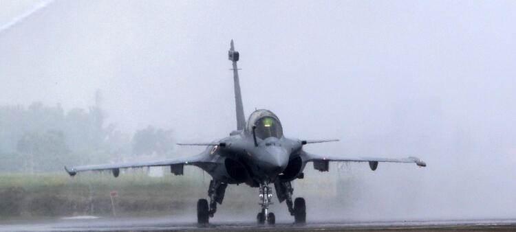 <p>RAFALE JETLERİ ONAYLANDI </p>

<p>Türkiye ile bu ayın sonunda istikşafi görüşmelere başlamaya hazırlanan Yunanistan, parlamento hafta içinde Fransa'dan satın alınacak Rafale jetlerini onayladı. İlk savaş uçaklarının bu ay sonuna kadar Yunanistan'a teslim edilmesi planlanıyor.</p>
