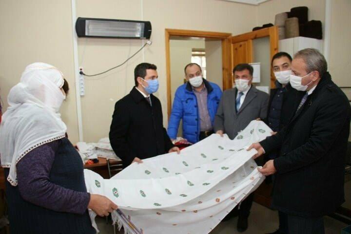 <p>İşadamı Ali U&ccedil;um, bir yıldır Olur Halk Eğitim Merkezinde 40 bayanın dokuduğu Karnavas bezi &uuml;r&uuml;nlerin ilk postasının kalite kontrol&uuml;n&uuml; yaptı. Olurlu bayanların dokudukları &uuml;r&uuml;nlere hayran kalan işadamı U&ccedil;um, &ldquo;Japon pazarında &ccedil;ok rahat satılacak &uuml;r&uuml;nler" dedi.</p>
