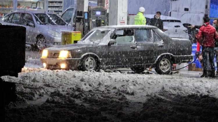 <p>KAR ULAŞIMI ETKİLİYOR</p>
<p>Akşam saatlerinde başlayan kar yağışı nedeniyle Sivas- Ankara kara yolu Köklüce mevkisinde TIR’ın kayması sonucu yol ulaşıma kapandı. Yoğun kar yağışına hazırlıksız yakalanan sürücüler ise araçlarıyla yolda kaldı.</p>