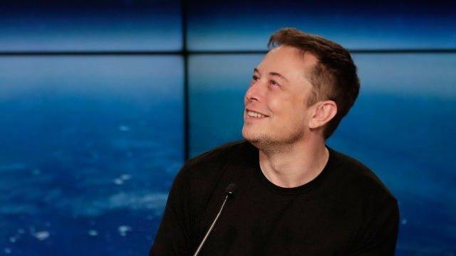 <p><span style="color:#FF8C00"><strong>"WHATSAPP KULLANMAYIN"</strong></span><br />
<br />
Washington'daki saldırganlığın akşamı Musk, Facebook'un Harvard Üniversitesi'ndeki başlangıcına atıfta bulunarak, "Kampüsteki kadınları derecelendirmek için bir kurulan web sitesi" ifadeleriyle domino taşları resmi paylaştı.</p>
