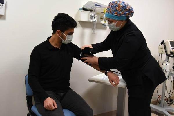 <p><strong>'KALP ÇARPINTISI, UYKUSUZLUK, BEL AĞRILARI' </strong></p>
<p>Kovid-19 İzleme Merkezi’nde kontrolden geçen pilot Dilek Gündar, 2 ay önce koronavirüse yakalandığını ve atlattığını söyledi. Ancak bazı şikayetlerinin devam etmesi üzerine merkeze başvurarak kontrolden geçtiğini anlatan Gündar, "İki ay önce koronavirüse yakalandım. Burada olmamın sebebi, Kovid-19’a yakalanmış olmam ve ondan sonra ortaya çıkan şikayetlerimin dinmemesi. İnternette bu şikayetlerimi nerede giderebilirim diye bir araştırma yaptım.</p>