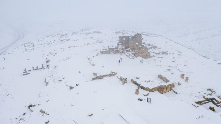 <p>Diyarbakır ile Mardin sınırından bulunan 3 bin yıllık Zerzevan Kalesi ve Karasu Çayı, kar yağışının ardından beyazlara bürünerek kartpostallık görüntü oluşturdu.</p>
