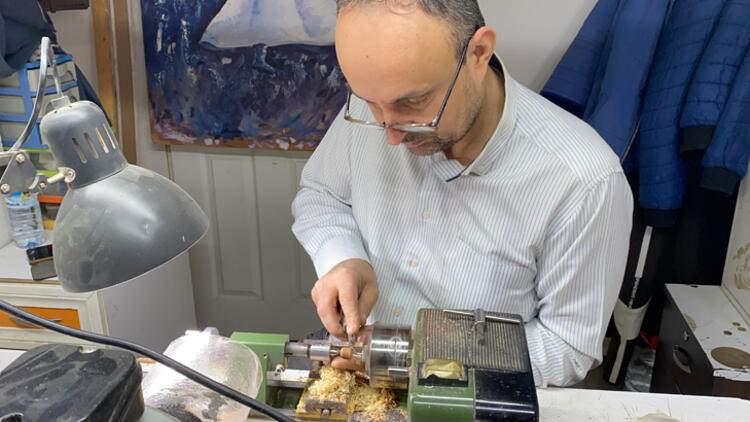 <p>8 yıl önce berberlik mesleğini bırakarak kurduğu atölyesinde özel tespihler üreten Mustafa Eyrikaya, el işçiliği ile ürettiği tespihleri ilk olarak dünyanın bir çok bölgesinden gelen koleksiyonerlere satıyor.</p>

<p>​</p>
