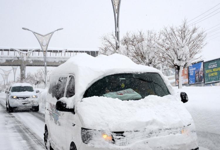 <p>- Bitlis</p>

<p> </p>

<p>İl Özel İdaresi Yol ve Ulaşım Hizmetleri Müdürü Ümit Kurtkan, il genelinde 296 köy yolunun kapandığını söyledi.</p>

<p> </p>

<p>Yolların açılması için ekiplerin çalışmalarını sürdürdüğünü belirten Kurtkan, vatandaşların sıkıntı yaşamaması için ellerinden geleni yaptıklarını aktardı.</p>
