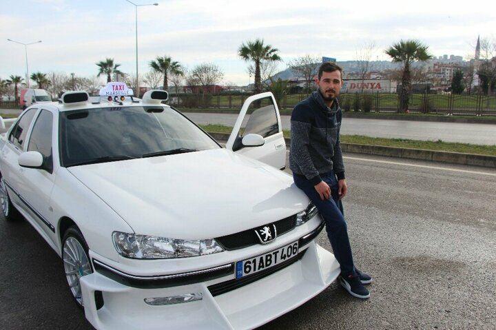 <p>Bir zamanlar özellikle gençlerin ilgi gösterdiği Fransız polisiye komedi filminin meşhur 'Taksi'sinin bir benzeri Trabzon'da yapıldı. 1998 yılı yapımı olan filmde başrol oyuncusunun kullandığı modifiyesi ile dikkatleri üzerine çeken otomobili Trabzon sokaklarında görenler büyük şaşkınlık yaşıyor.</p>

<p> </p>
