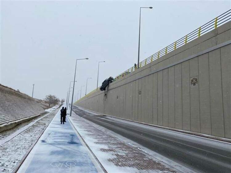 <p>Konya’da öğle saatlerinde başlayan kar yağışı kazalara neden oldu. Konya-Ankara yolunda da bir kamyonet yoldan çıkarak kaza yaptı.</p>
