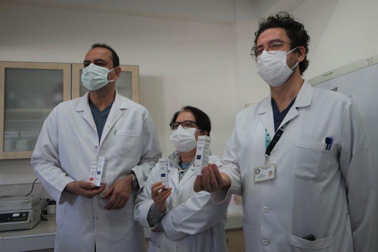 <p>"Hücrelere zarar vermediği için güvenle kullanılır"<br />
Uzun uğraşlar sonucu geliştirilen solüsyonla ilgili bilgi veren Doç. Dr. Şehime Gülsün Temel, “Geliştirilen ürünün sarsCov2 virüsü üzerinde etkili olacağını düşündüm ve direkt Ümit beyi aradım ve serüvenimiz başladı. Çalışmamızda Adana Çukurova Üniversitesi Tıp Fakültesi Agantem Genetik Araştırma Merkezi Öğretim Üyesi Doç. Dr. Atıl Bişkin ile birlikte korona virüs bakterisini 1 dakika içinde öldürdüğünü gösterdik. Bunu gösterirken de en önemlisi insanın kendi hücrelerine, mukozada bulunan epitel hücrelerine zarar vermediğini gösterdik. Hatta bu hücreleri iyileştirici bir etkisi olduğunu da gösterdik. Dolayısıyla bunun insan hücrelerine zarar vermediği için güvenle kullanılabileceği anlamına geliyor” dedi.</p>