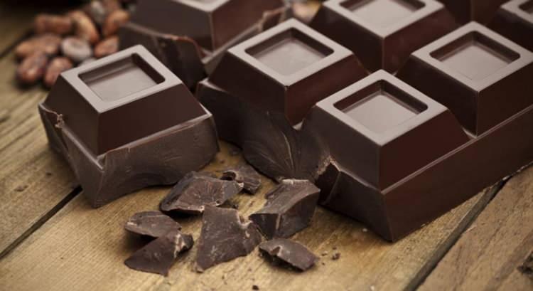 <p><strong>Siyah çikolata: </strong>Siyah çikolata beyine giden kan akışını güçlendirir, enerji verir, konsantrasyon kaybını önler ve mutluluk verir. Çikolata büyük miktarda bakır da içerir. Bakır, vücudun demiri absorbe etmesine yardımcı olur. Bu da cilde, damarlara ve dokulara faydalı olur. Kanda pıhtılaşmayı önler. Diğer tatlılara oranla kan şekerini hızlı yükseltmez.</p>

<p> </p>
