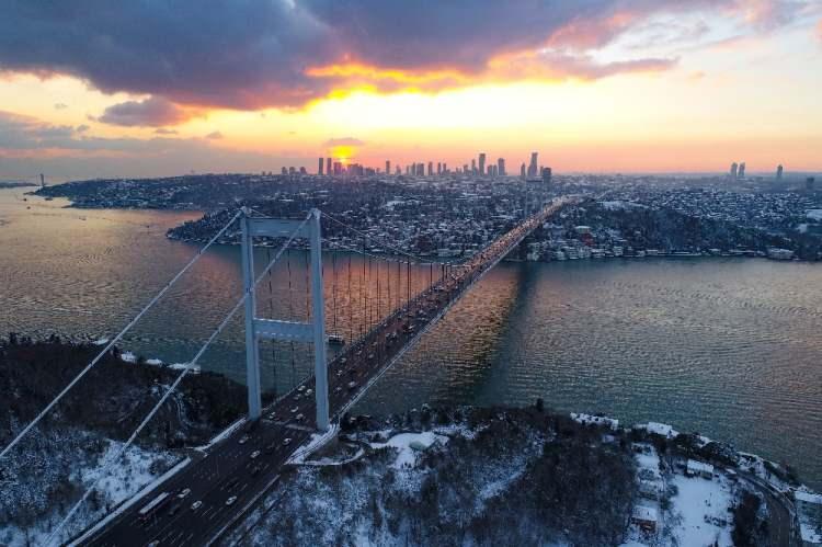 <p>YENİ HAFTA YAĞIŞLA GELECEK</p>

<p>İstanbul'da geçtiğimiz hafta sonu ve pazartesi günü etkili olan kar yağışı yerini güneşli havaya bıraktı. Marmara bölgesinde sıcaklıkların önümüzdeki hafta artması, sonraki hafta ise yeni yağışlı hava sisteminin etkisi altına girmesi bekleniyor. Meteoroloji Genel Müdürlüğü'nün internet sitesinde yer verilen orta ve uzun vadeli tahminlere göre ay sonunda İstanbul ve Ankara başta olmak üzere Marmara, Ege'nin iç kesimleri, İç Anadolu, Doğu Anadolu ve Karadeniz'in batı bölgelerinde kar yağışı bekleniyor.</p>
